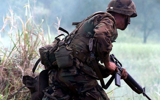 Militare con arma