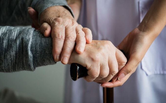 Anziano assistito in casa con prestazione universale INPS per la non autosufficienza