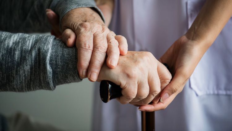 Anziano assistito in casa con prestazione universale INPS per la non autosufficienza